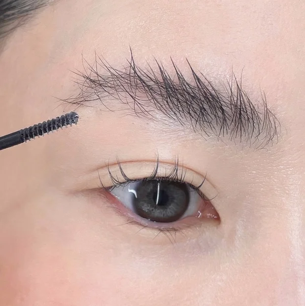 サナ ニューボーン新作リキッドアイブロウ＆SOYOブラシなど眉メイク必須の愛用コスメ公開！