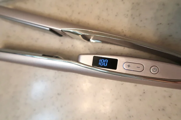 【最新ヘアアイロン】高機能な「ケアレクト by プリュスオー スムースケアアイロン」