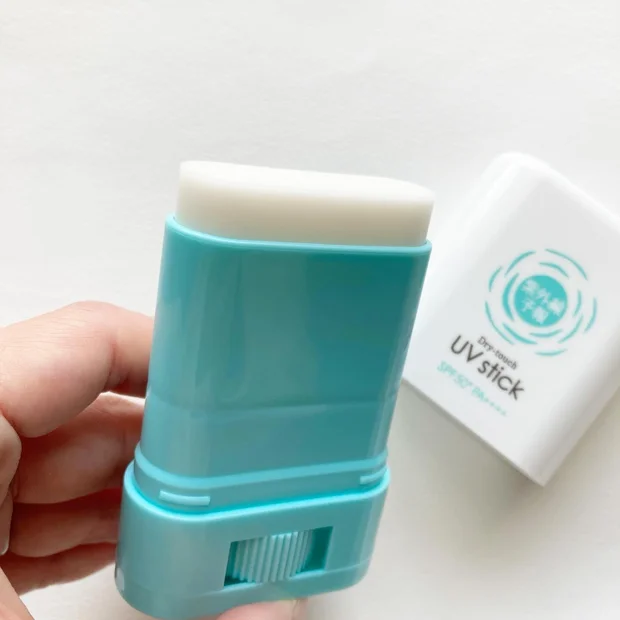 この夏おすすめの日焼け止め「紫外線予報 さらさらUVスティックF」！手を汚さず簡単に塗布できる魅力的なアイテムです◎