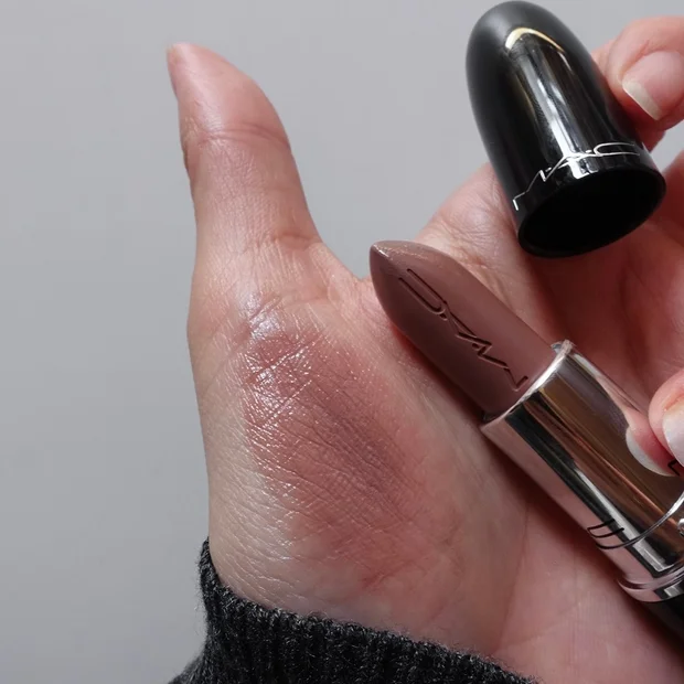 世界中で大人気！M･A･C ラスターガラス リップスティック「アローンタイム」｜イエベでも似合う？実際に使ってみた