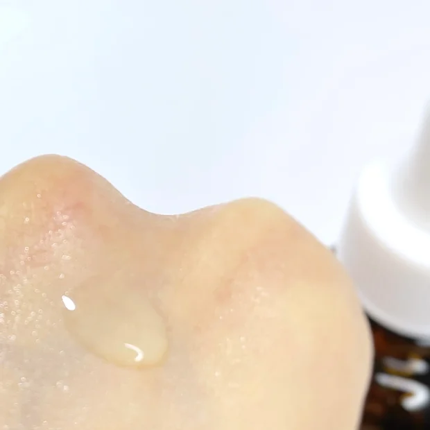 毛穴専門スキンケアシリーズ[ケアナボーテ VC10濃美容液]をスウォッチ