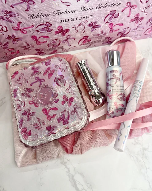 【クリスマスコフレ2025】ジルスチュアートの限定コフレ「リボンファッションショーコレクション」がかわいすぎた！