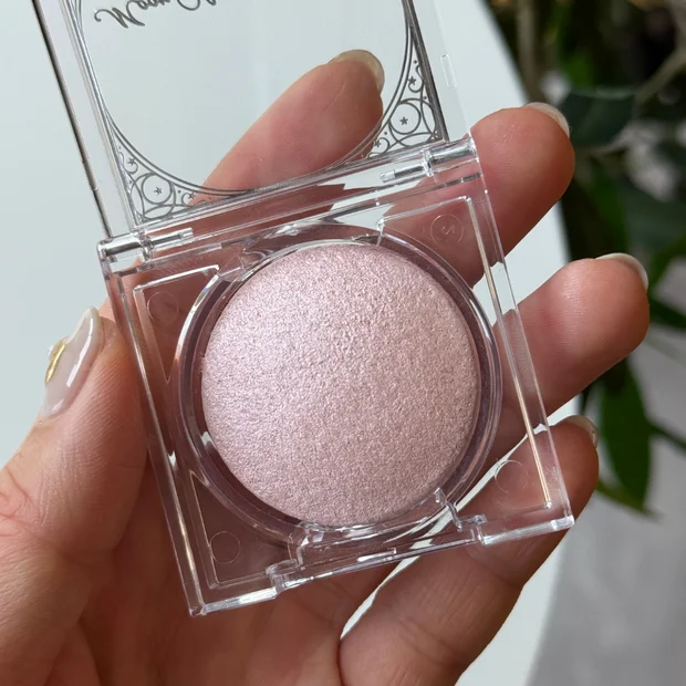 【まるでデパコス並の上品ツヤ】CANMAKE（キャンメイク）の「ムーングロウハイライター」新色をレビュー！