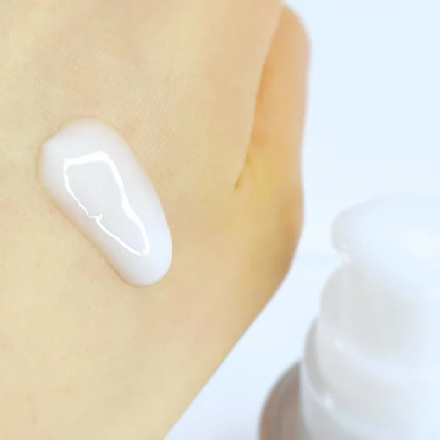 肌なじみ抜群で使いやすい美容液[エテルナム セラム]