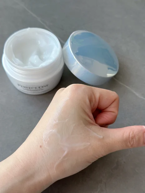 先手必勝？！シミになる前に先回りブロック！【 𝗣𝗘𝗥𝗙𝗘𝗖𝗧 𝗢𝗡𝗘 】薬用ホワイトニングジェル［医菜部外品］