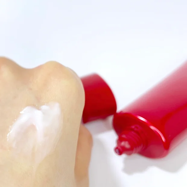 手もとにフェイスケア級のお手入れをブライトニングハンドセラム