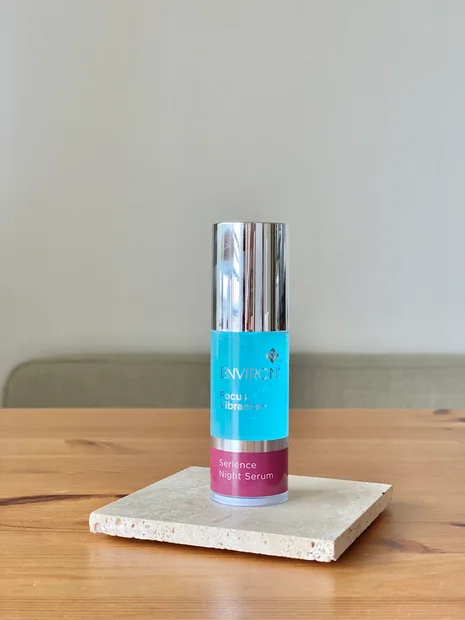 乾燥などの環境ストレスを受けた肌を、エンビロンの夜用美容液でじっくりケア🌙✨