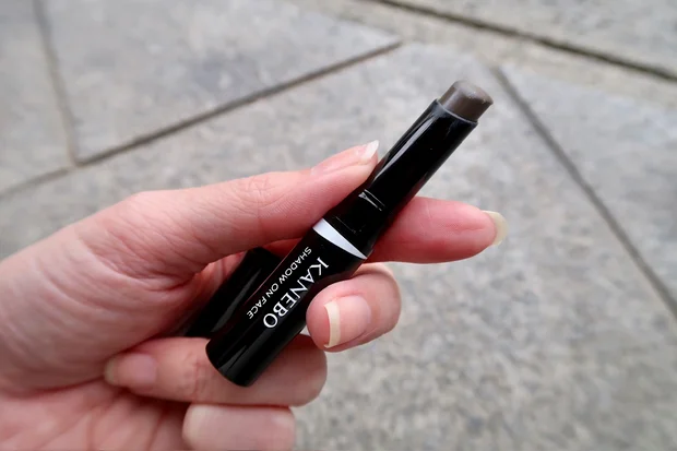 【田中みな実さん愛用】影を作りたい部分にしこませて立体的な顔を作り出すスティック