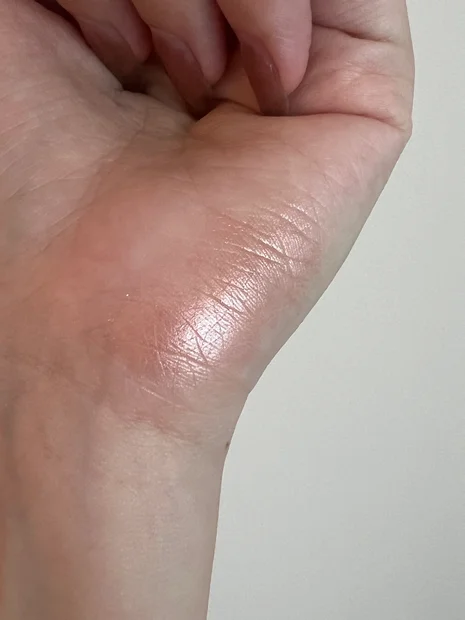 【2025年新作ハイライト】NARS「ライトリフレクティング ルミナイジングパウダー」使ってみた！人気の理由や口コミも紹介