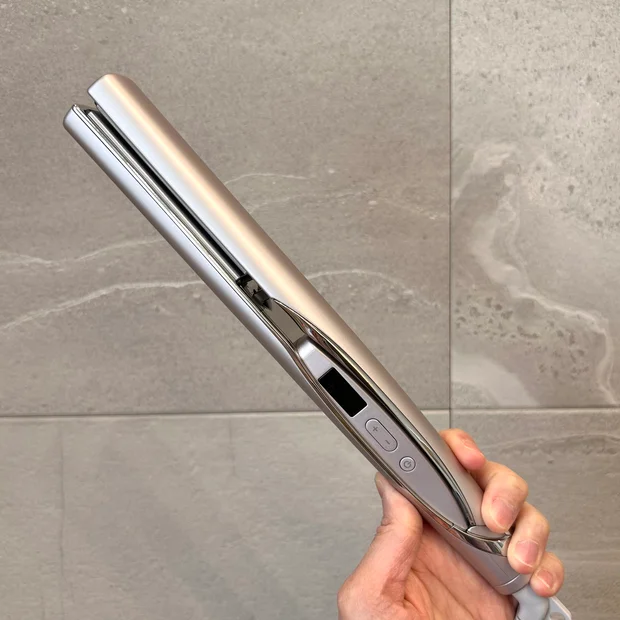 【ワンランク上のヘアアイロン】
「ケアレクト by プリュスオー スムースケアアイロン」をレビュー!!
まるでサロン帰りのような、なめらかシルク髪へ♡