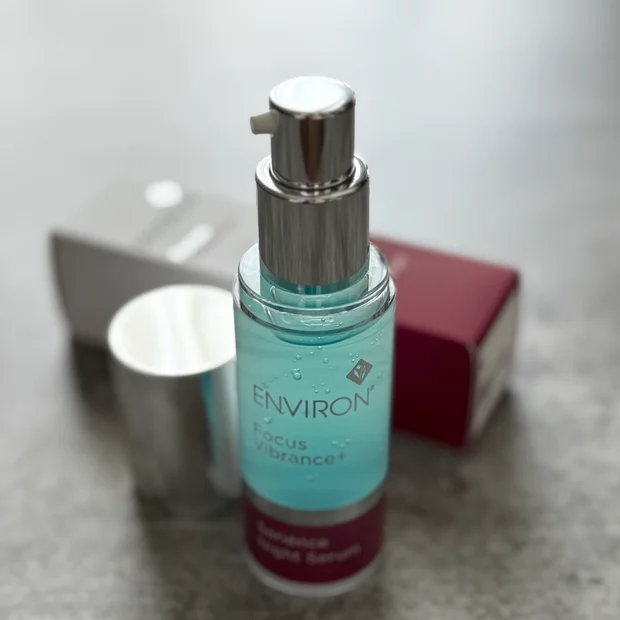 美容液にも“神経科学”？Environ［エンビロン］の最新セラム『セリエンスナイトセラム』気になる成分・使用感など徹底レビュー
