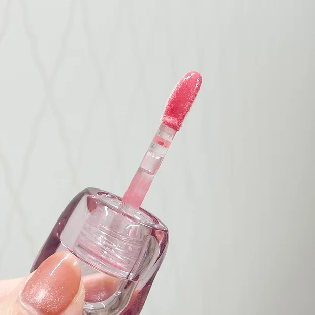 【DAISY DOLL（デイジードール）】発売前からバズっている話題の新作！艶リップグロスをレビュー