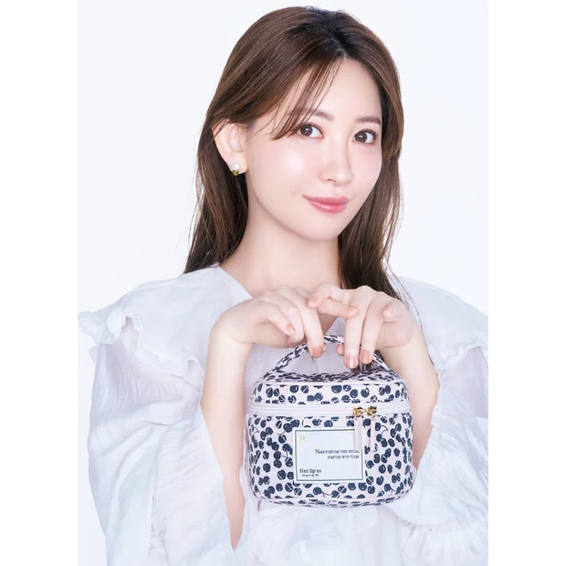 【小嶋陽菜さん愛用コスメ14選】2026年「ポーチの中身」の最新を大公開!