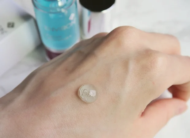 外的ストレスから解放されたナイトケアで、輝きに満ちた肌へ導く夜用美容液