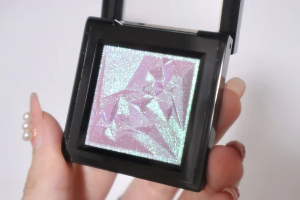 【シュウウエムラ】宝石級アイシャドウ クラッシュド ジェムのホリデー限定色CG1 クポ！パープルをご紹介