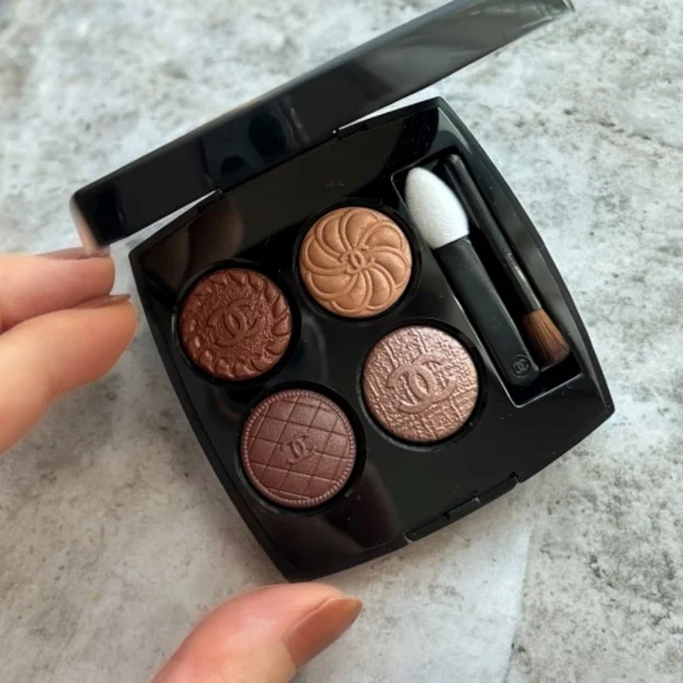 8/22発売！シャネルの限定アイシャドウ「レ キャトル オンブル ブトン」イエベ秋の一推しカラーはこれ