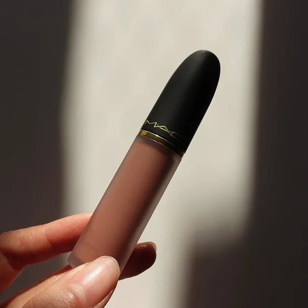 イエベにおすすめ赤みを抑えた垢抜けヌードカラー。M･A･Cパウダー キス リップ + チーク ムース 951ハビット