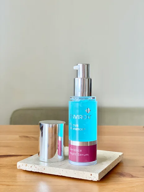乾燥などの環境ストレスを受けた肌を、エンビロンの夜用美容液でじっくりケア🌙✨