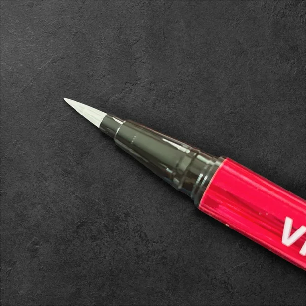 アイライナー型で塗りやすいまつ毛美容液【VIVID GLOWアイラッシュセラム】をレビュー