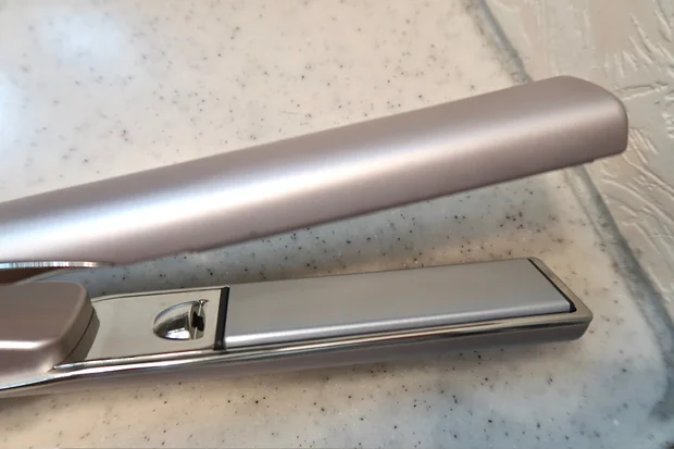 【最新ヘアアイロン】高機能な「ケアレクト by プリュスオー スムースケアアイロン」