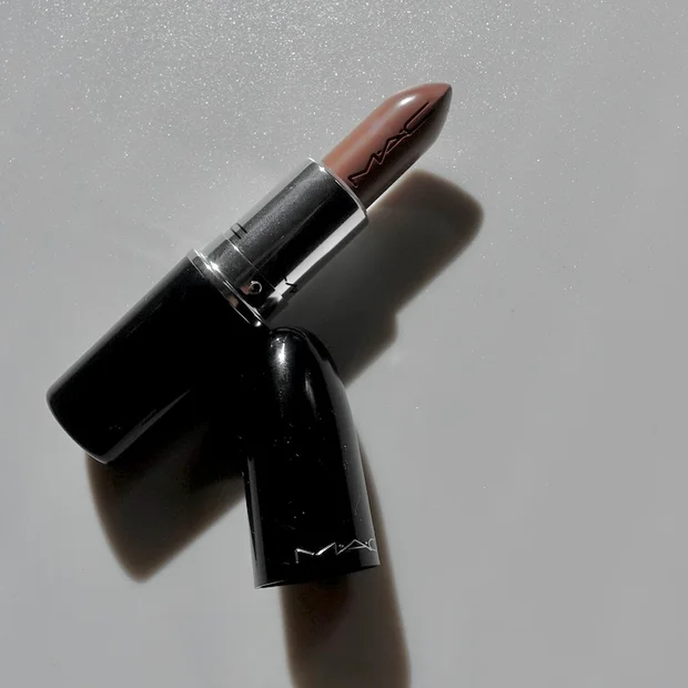 世界中で大人気！M･A･C ラスターガラス リップスティック「アローンタイム」｜イエベでも似合う？実際に使ってみた