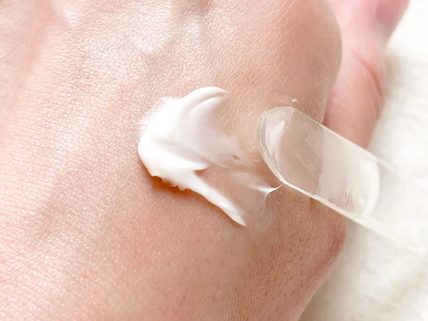 「中顔面が短縮した？」と錯覚するようなクリーム
