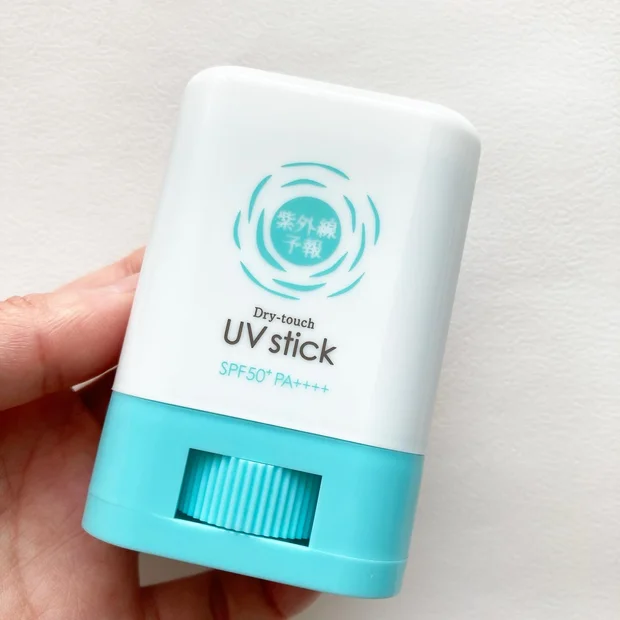 この夏おすすめの日焼け止め「紫外線予報 さらさらUVスティックF」！手を汚さず簡単に塗布できる魅力的なアイテムです◎