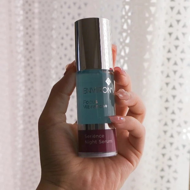 ストレス肌を“夜”でリセット。エンビロン初の夜用美容液「セリエンスナイトセラム」レビュー！