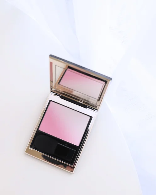 【SUQQU】ブラーリング カラー ブラッシュ 06 透重 - SUKEKASANEで“大人の可愛いさ”を操る大人チーク