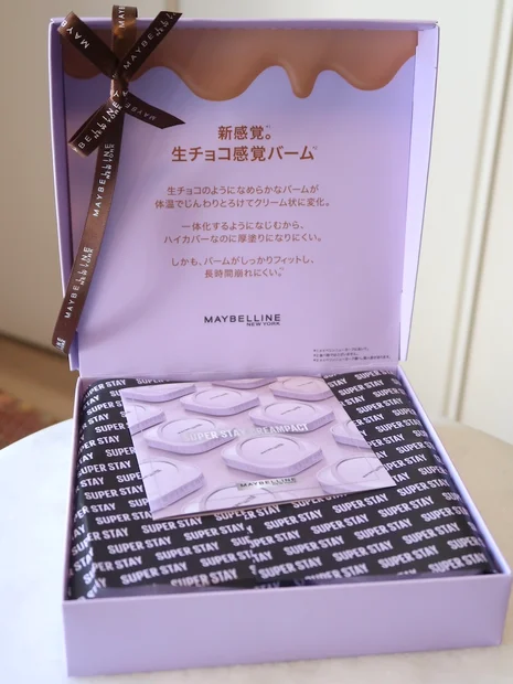 指の体温でとろける生チョコファンデ メイベリン「SPステイ クリームパクト ファンデーション」を全色スウォッチ
