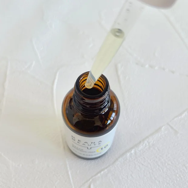 毛穴ケアビタミンC美容液【ケアナボーテ VC10濃美容液】の特徴的や使い心地をレビュー