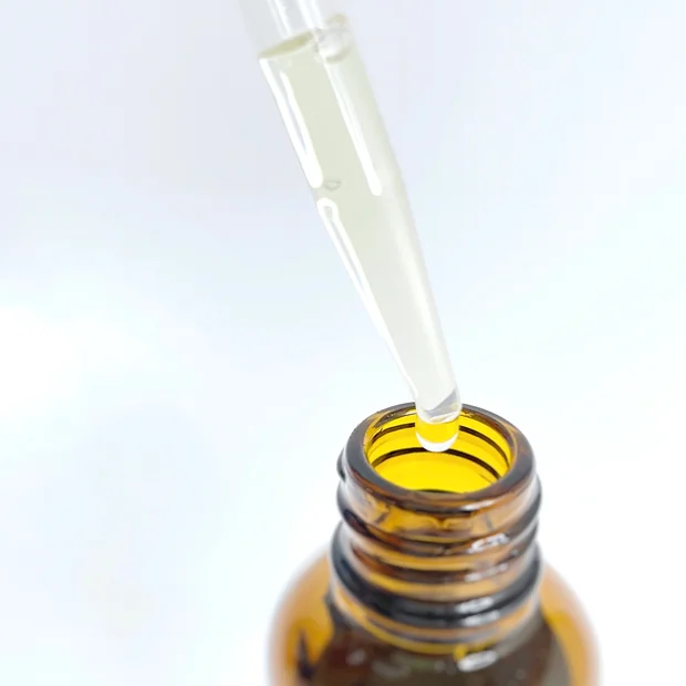 毛穴専門スキンケアシリーズ[ケアナボーテ VC10濃美容液]をスウォッチ