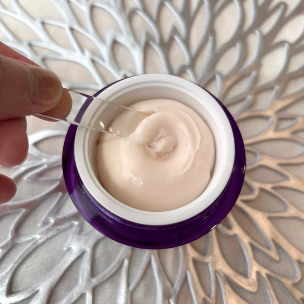 【SNSでも話題?!】
『プロバイオダームTM 3D リフティングクリーム』のハリ活乳酸菌で、ピンっとした肌へ♡