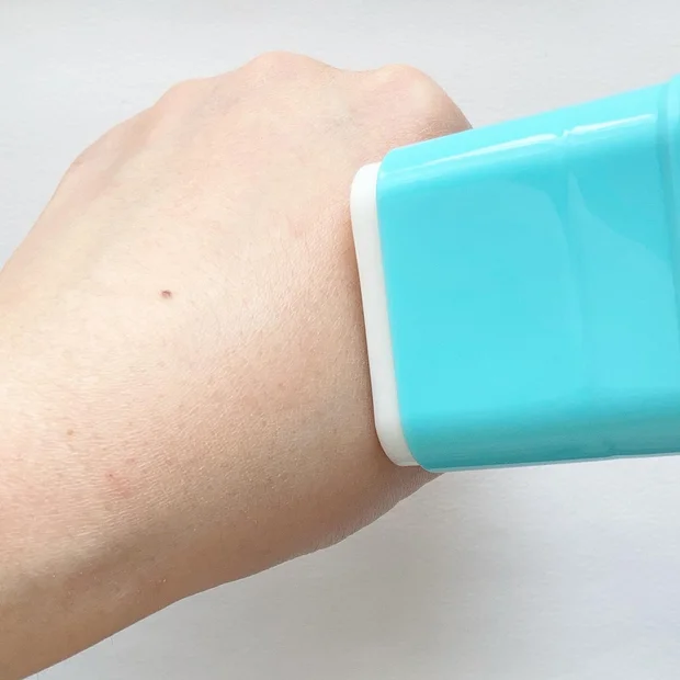 この夏おすすめの日焼け止め「紫外線予報 さらさらUVスティックF」！手を汚さず簡単に塗布できる魅力的なアイテムです◎