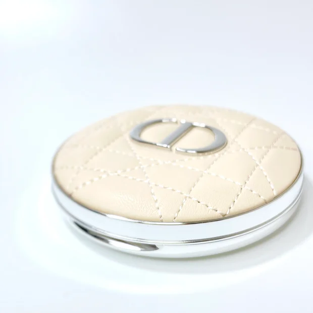 石井美保さんのSNSで紹介！ディオールスキン フォーエヴァー ヌード マット フィルターをスウォッチ