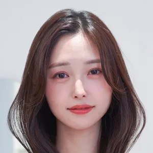 ヘアカタログ　セミディ　ミディアムヘア　韓国風S字バング 正面