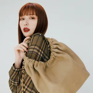 【鈴木えみさんの愛用バッグ】ロエベ・プラダ…ミニマム派のバッグと中身を解禁！