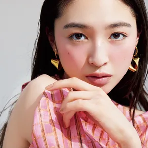 【STEP1】ベージュ下地→【STEP2】シアーチークで透明感上げベース