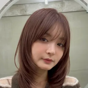 髪型　ミディアムレイヤー　ミディアムヘア　小顔ヘア　正面