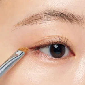 アイラインを描いたら、似た色のパウダーアイシャドウを平筆にとってラインの上に。パウダーで、汗のベタつきを防ぐテク。