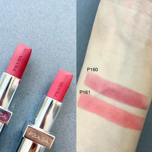 プラダ ビューティ モノクローム ウェイトレス リップカラー（スムース ナイロン） スウォッチ