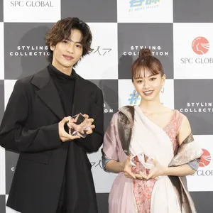 山本舞香の“国宝級前髪”を表彰！ 同受賞の俳優・志尊淳にお願いしたヘアスタイルは？