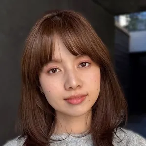 髪型　ミディアムレイヤー　ミディアムヘア　前髪あり　正面