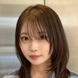 髪型　ミディアムレイヤー　ミディアムヘア　前髪あり　ハッシュカット　韓国風ヘア　正面