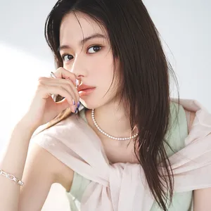 山本舞香　美肌見せを叶える春のコーラル系チークメイク