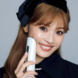 君島憂樹さんがヤーマン HAKEIを使用している様子