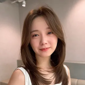 髪型　かきあげミディアム　ミディアムヘア　前髪なし　正面