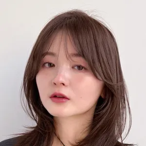 髪型　ミディアムレイヤー　ミディアムヘア　サイドバング　正面