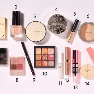 【ALL私物＆セルフメイク】あざとかわいいアイテム満載！ 休井美郷さんのメイクポーチの中身を拝見