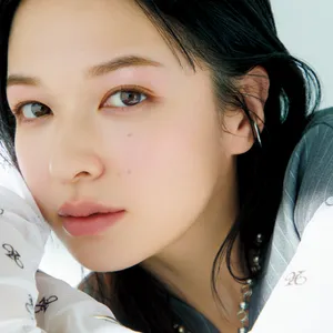 青みを含んだ「低温ピンクシャドウ」なら、ひと塗りで旬顔に！ 黄みをおさえるのが成功のカギ